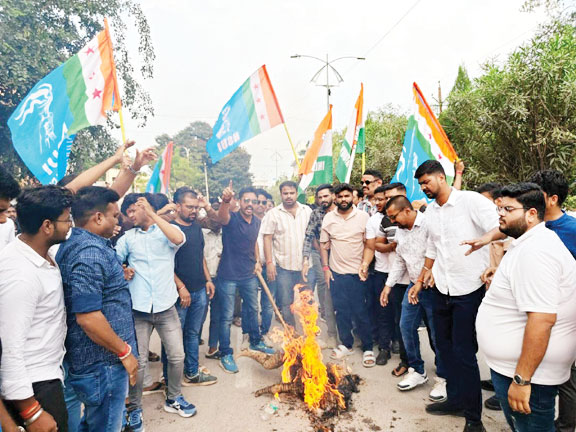 अपराध दर्ज करने के विरोध में युवा कांग्रेस और एनएसयूआई ने उपमुख्यमंत्री का किया पुतला दहन