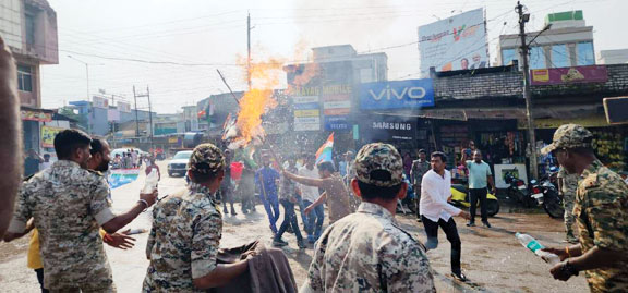 युवा कांग्रेस व एनएसयूआई ने गृहमंत्री का पुतला फूंका