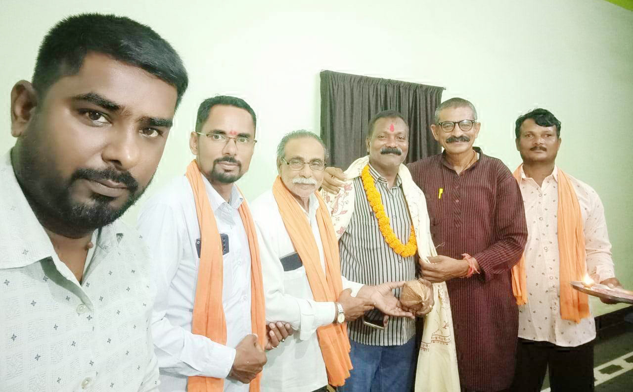 महेंद्र  का जन्मदिन धूमधाम से मनाया