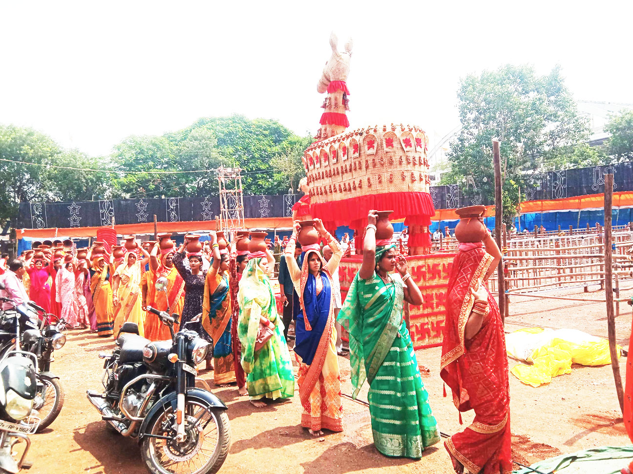 लाल मैदान पॉवर हाउस में ढोकरा शिल्प की 3 हजार मूर्तियों से सुसज्जित मां अंबे का सज रहा भव्य दरबार