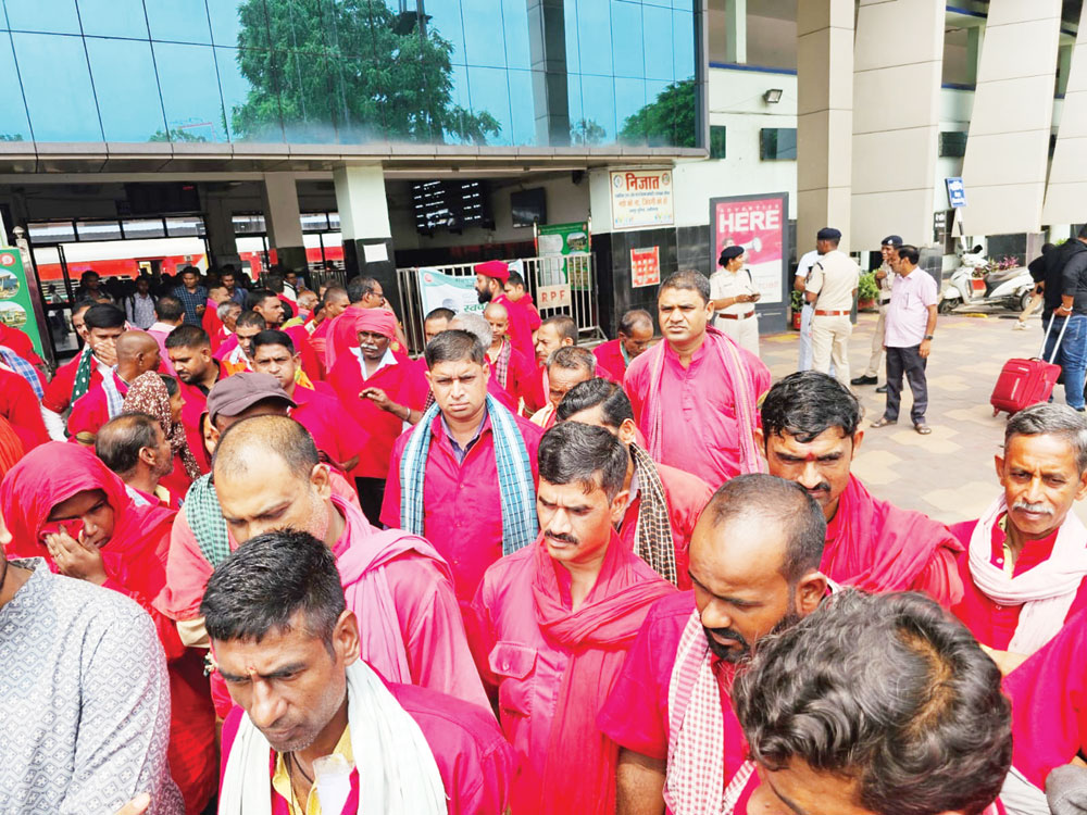 स्टेशन में बैटरी वाहन, विरोध में कुली