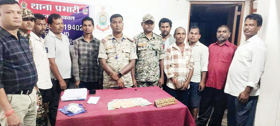  खेत-बाड़ी में जुआ खेलते 8 गिरफ्तार, नगद जब्त