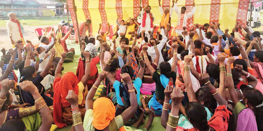 गूगल नक्शा और वन अधिकार पट्टा की मांग, ग्रामीणों ने वनमंडल कार्यालय घेरा