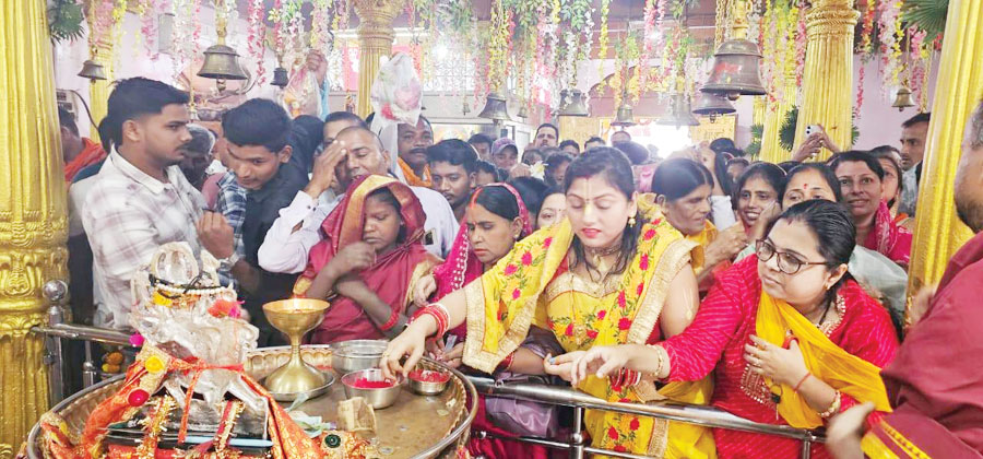 नवरात्र के पहले दिन देवी मंदिरों में उमड़े भक्त