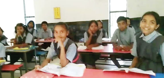 त्रैमासिक परीक्षा के पहले ही दिन शिक्षक घंटों स्कूल से रहे गायब !