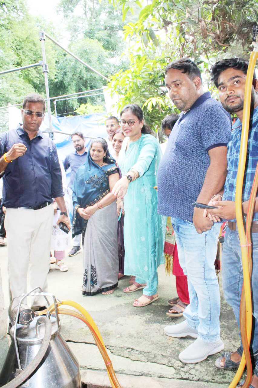 कलेक्टर ने पशुपालक के घर जाकर डेयरी की व्यवस्थाओं का लिया जायजा