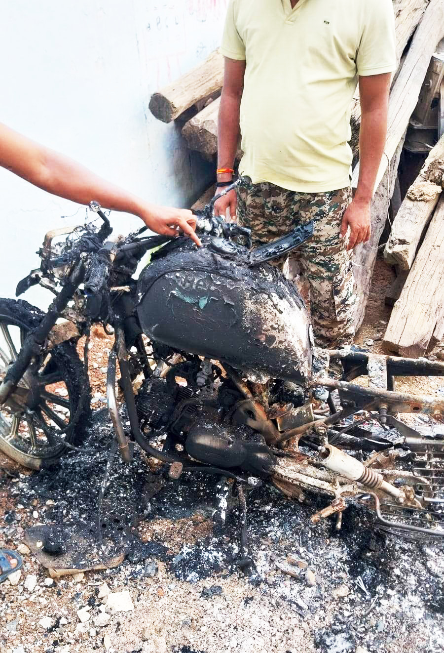 असामाजिक तत्वों का आतंक खड़ी बाइक को लगाई आग