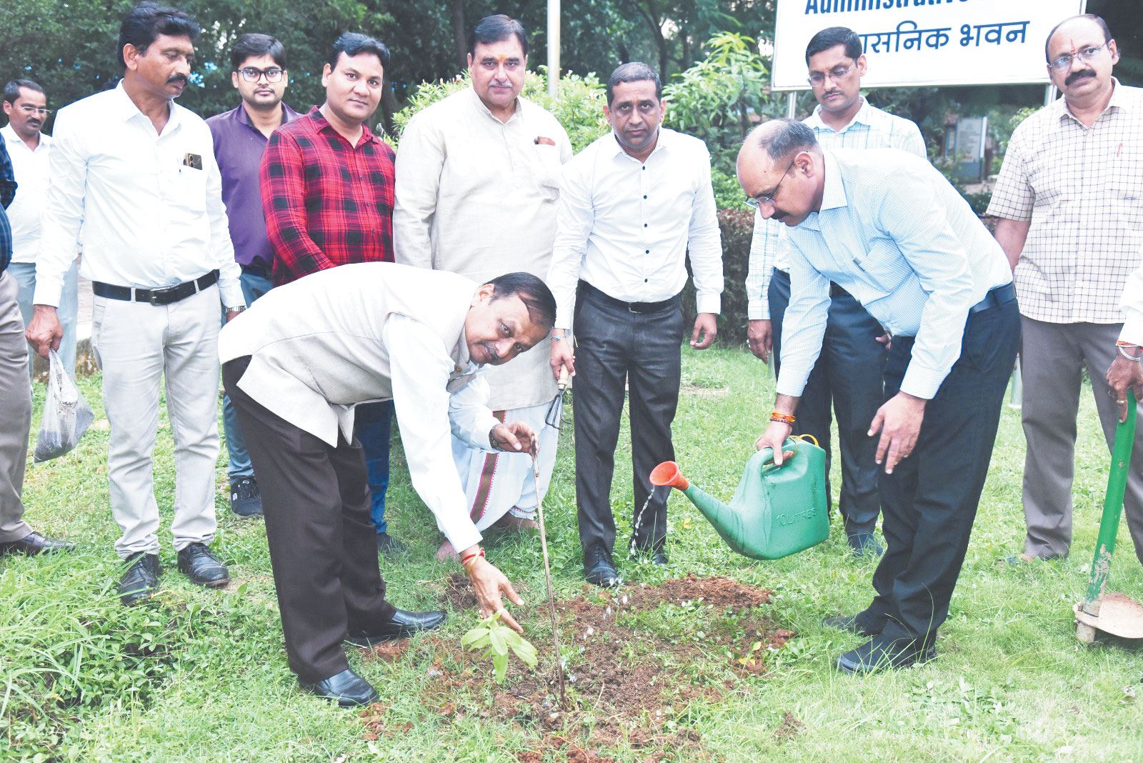 5 किमी सडक़ पर मानव श्रृंखला बनाकर किया औषधि पौधों का बीजारोपण