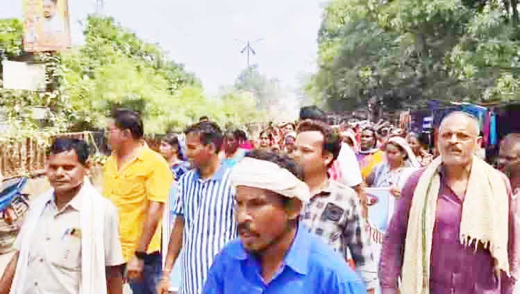 लाइमस्टोन खदान के खिलाफ ग्रामीणों ने  रैली निकाल कलेक्टोरेट का किया घेराव