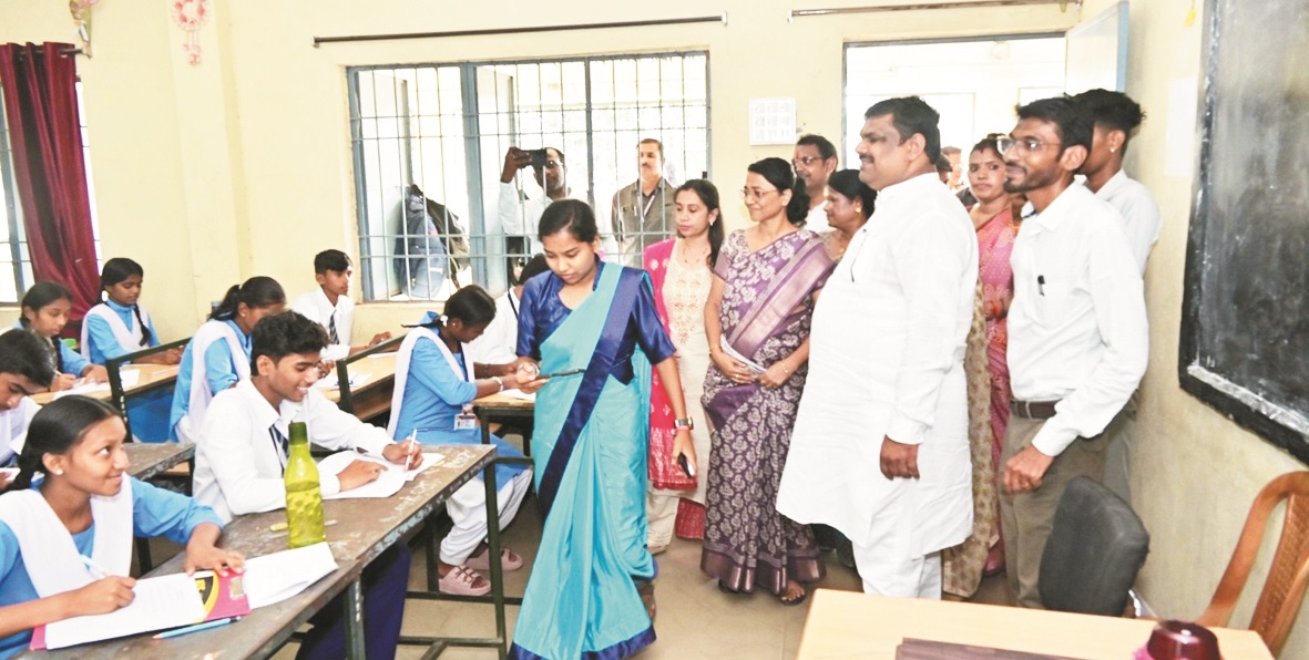 स्कूल शिक्षा मंत्री ने सिकोलाभांठा स्कूल का किया निरीक्षण