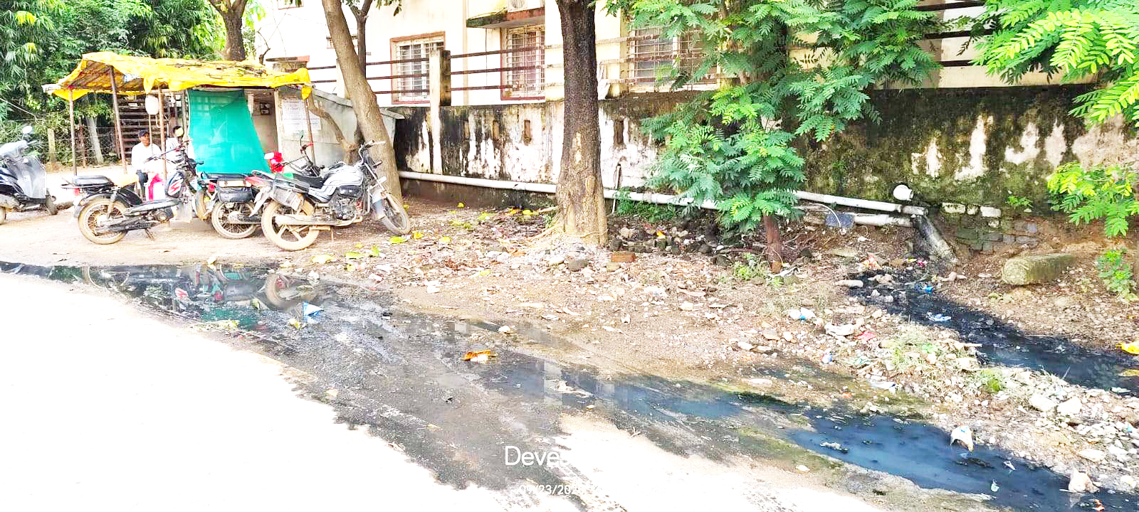 स्वास्थ्य कर्मियों के लिए बने आवासीय परिसर का गंदा पानी बह रहा सडक़ों पर