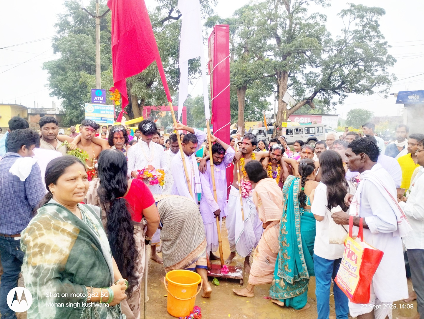 पंडालों में विराजीं मां भवानी, भक्त उमड़े