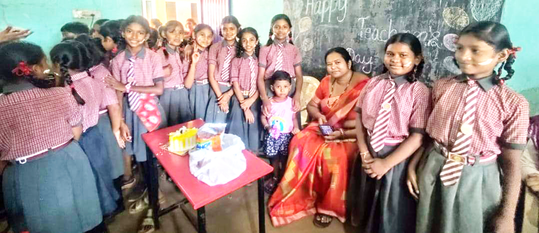 नन्हें नन्हें बच्चों ने शिक्षकों  का किया सम्मान