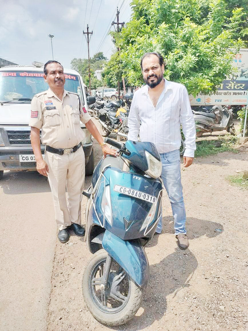 गुम सोने की चेन और  स्कूटी ढूंढकर मालिकों को सौंपा, जताया आभार