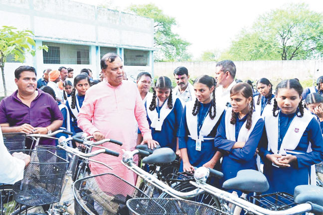 34 छात्राओं को मिली साइकिल
