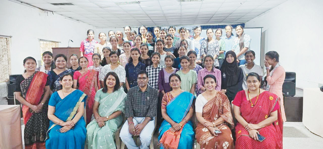 छात्राओं को स्वयं-स्वयंप्रभा में रजिस्टर्ड किया