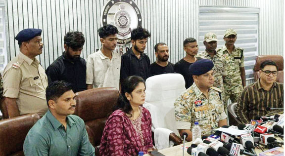 साइबर ठगी गिरोह का पर्दाफाश, 5 बंदी