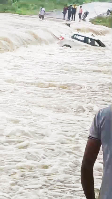 नाले में बही कार, बाल-बाल बचे तीन युवक