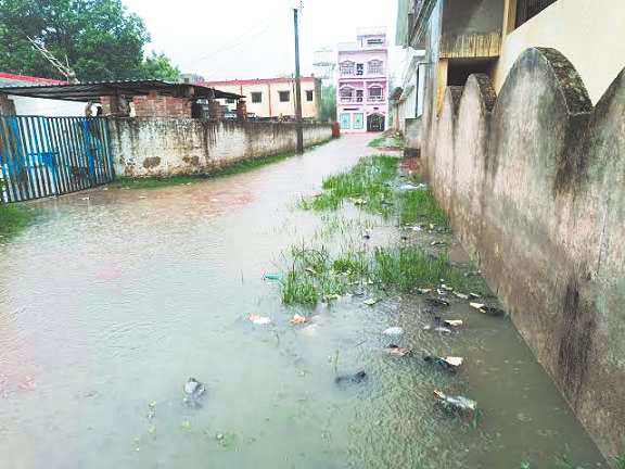 बारिश: सडक़ों पर भरा पानी, जनजीवन अस्त-व्यस्त