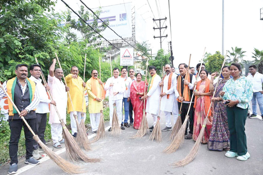 दीनदयाल जयंती: स्वच्छता की शपथ, और श्रमदान के साथ मनाया भाजपा ने  मंत्री देवांगन, समेत विधायकों ने सडक़ पर लगाया झाडू