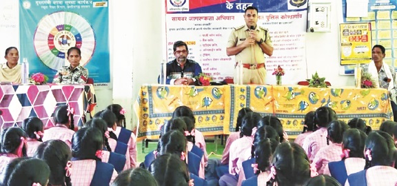 हाई स्कूल मगेदा में माकड़ी पुलिस का सायबर जागरूकता अभियान