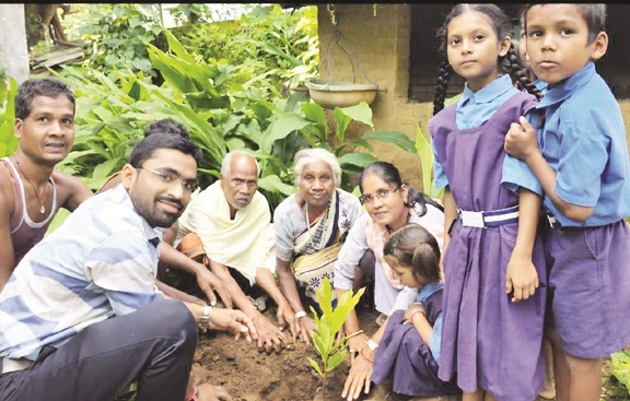 बैगलेस डे पर एक पेड़ मां के नाम कार्यक्रम