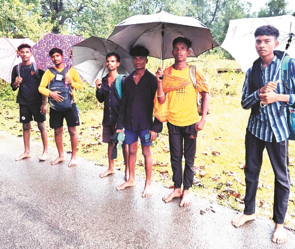 नवरात्र: पदयात्रियों में बारिश के बावजूद उत्साह