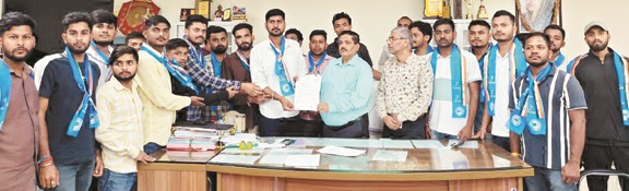 मेडिकल कॉलेज अम्बिकापुर में भर्ती प्रक्रिया बंद करने के विरोध में डीन को ज्ञापन