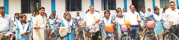 छात्राओं को मिली साइकिल