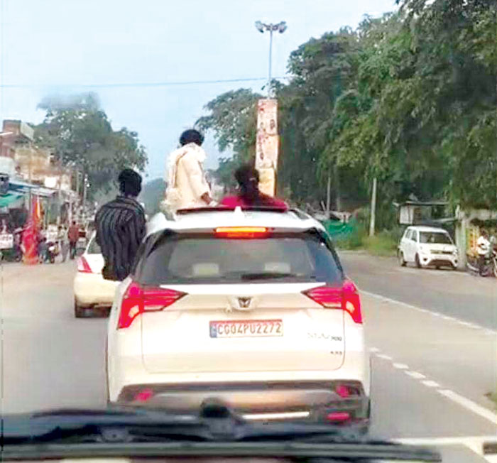 सरकारी कार में युवतियों की स्टंटबाजी