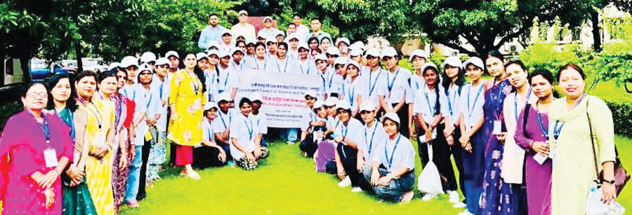  विज्ञान अनुसंधान यात्रा: बस्तर की बेटियों ने बढ़ाया गौरव