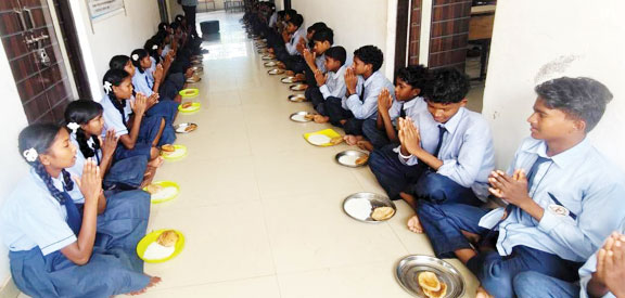 प्राचार्य के जन्मदिन पर न्योता भोजन करवाया