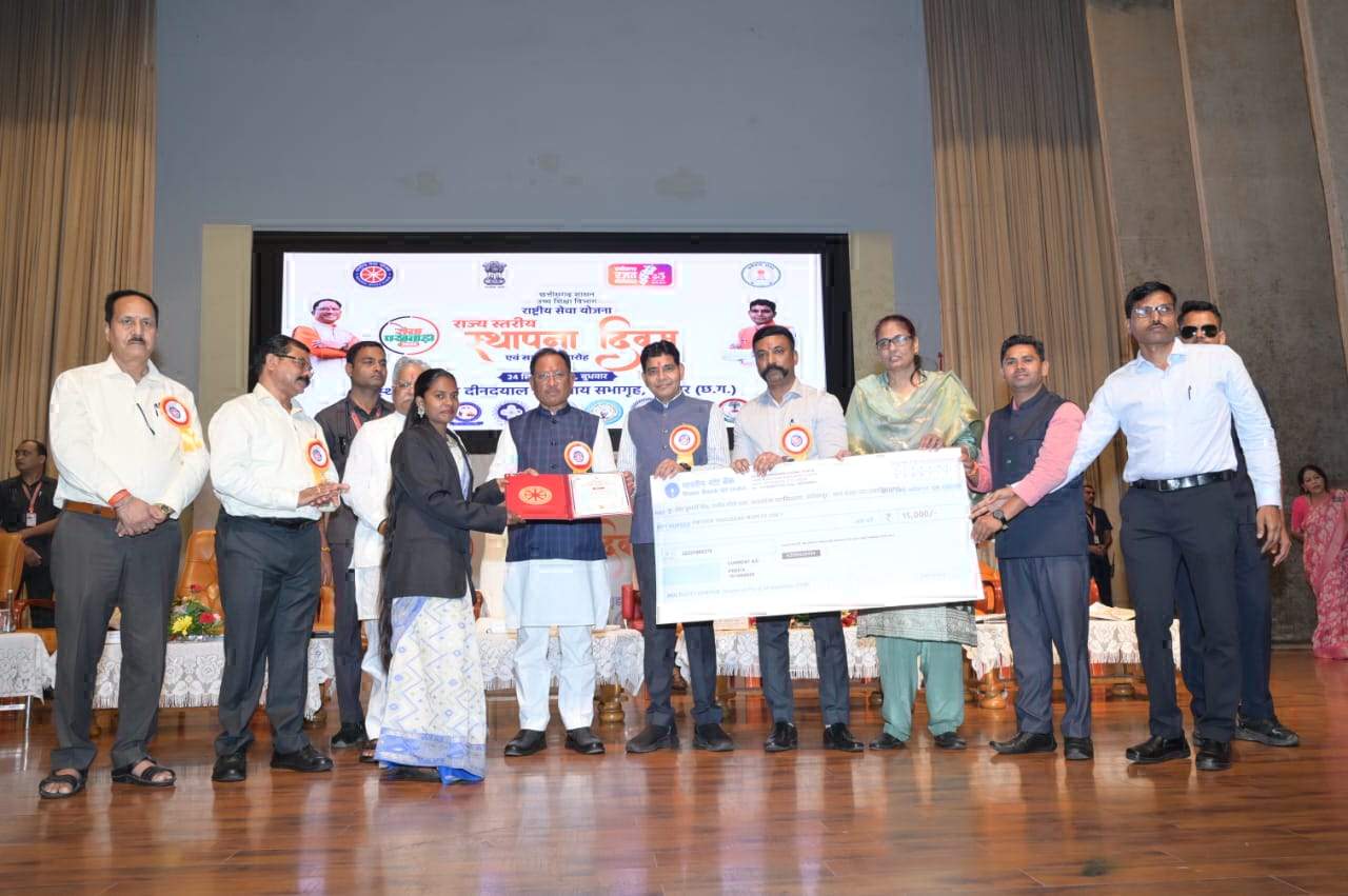 राजीव गांधी शास. स्नातकोत्तर महाविद्यालय की दो छात्राओं को राज्य स्तर श्रेष्ठ स्वयंसेवक पुरस्कार