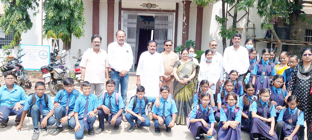  पालिकाध्यक्ष ने स्कूली बच्चों को चश्मा का किया वितरण