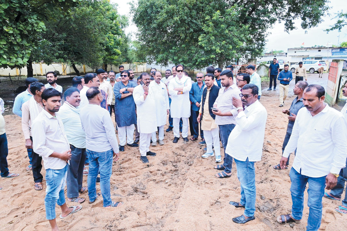 समोदा गोठान की अव्यवस्था देखी कांग्रेस दल ने