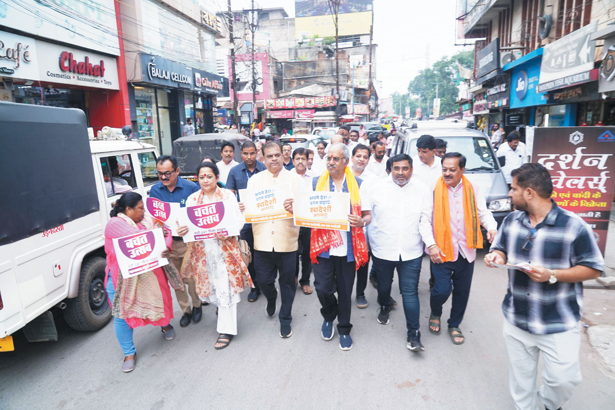 बचत उत्सव- सांसद ने किया विभिन्न प्रतिष्ठानों का दौरा