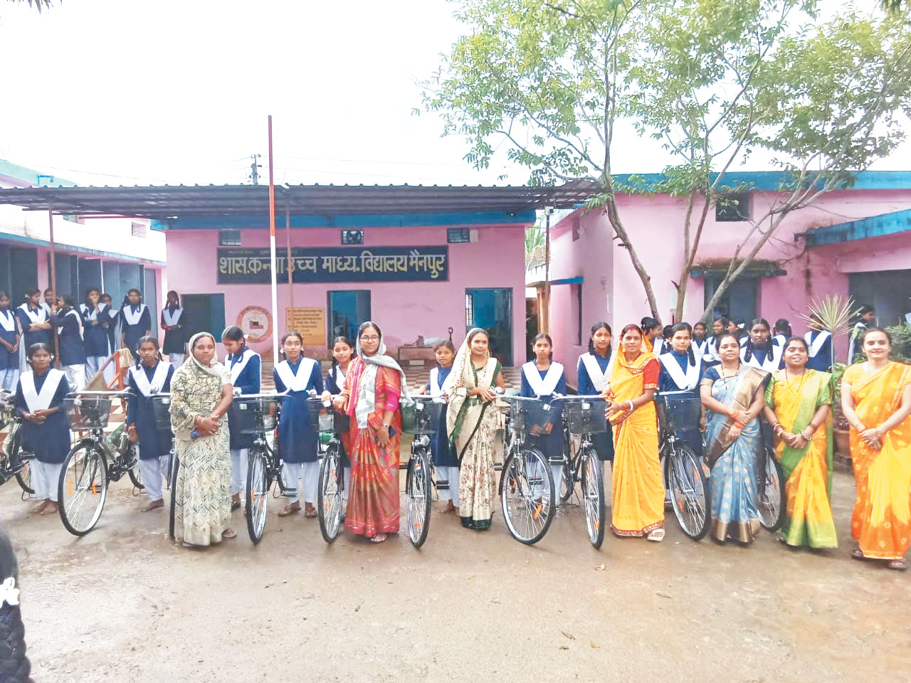  कन्या हाईस्कूल में छात्राओं को बांटी साइकिल