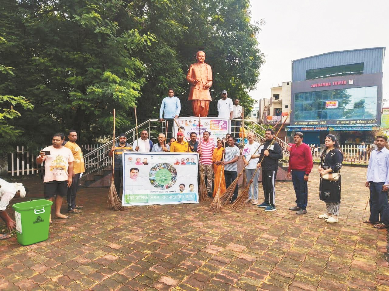 कौरिनभाठा में चला स्वच्छता श्रमदान