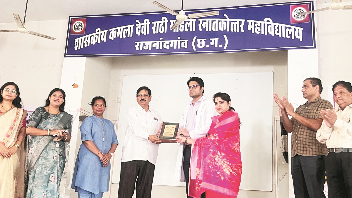 छात्राओं का स्वास्थ्य परीक्षण कर दिए हेल्थ टिप्स