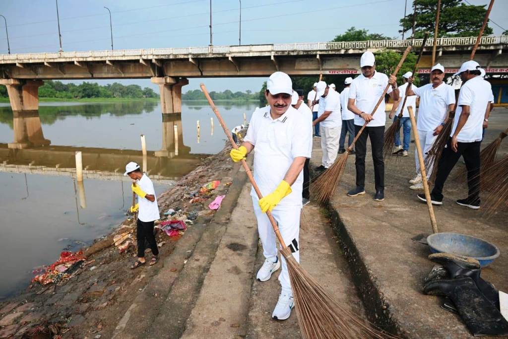  एसईसीएल ने अरपा नदी घाट पर लगातार पांचवें साल चलाया स्वच्छता अभियान