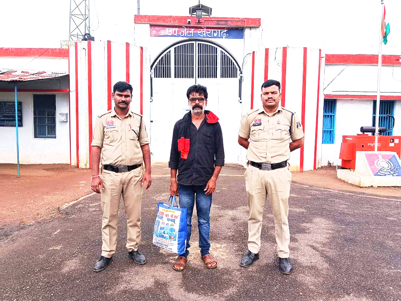 शराब बेचते आरोपी पकड़ाया