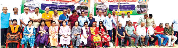 सीनियर सिटीजन ने बॉल थ्रो, नींबू चम्मच दौड़, जलेबी रेस, मटका फोड़ में भाग लिया