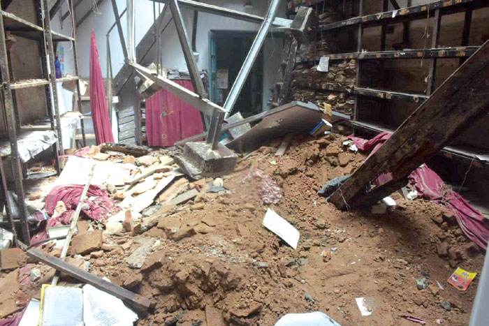 सारा रिकार्ड धूल धूसरित: कलेक्टोरेट परिसर स्थित रिकार्ड रूम की छत भर भराकर गिरी