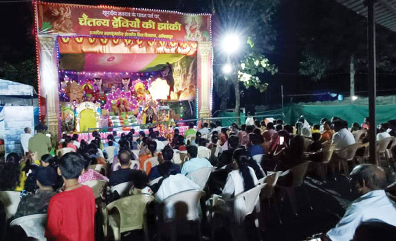 नवरात्र पर चैतन्य देवियों की झांकी देखने उमड़े भक्त