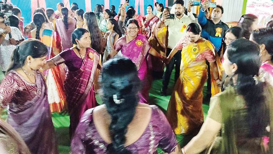 मां महामाया मंदिर प्रांगण में डांडिया, विधायक उद्धेश्वरी हुईं शामिल