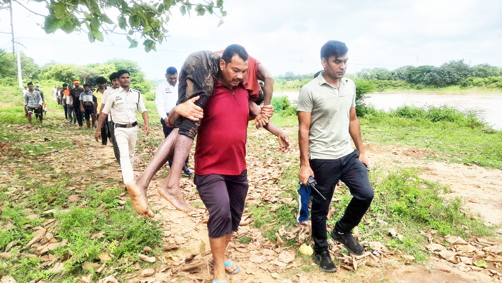 युवक नदी में कूदा, पुलिस ने बचाई जान