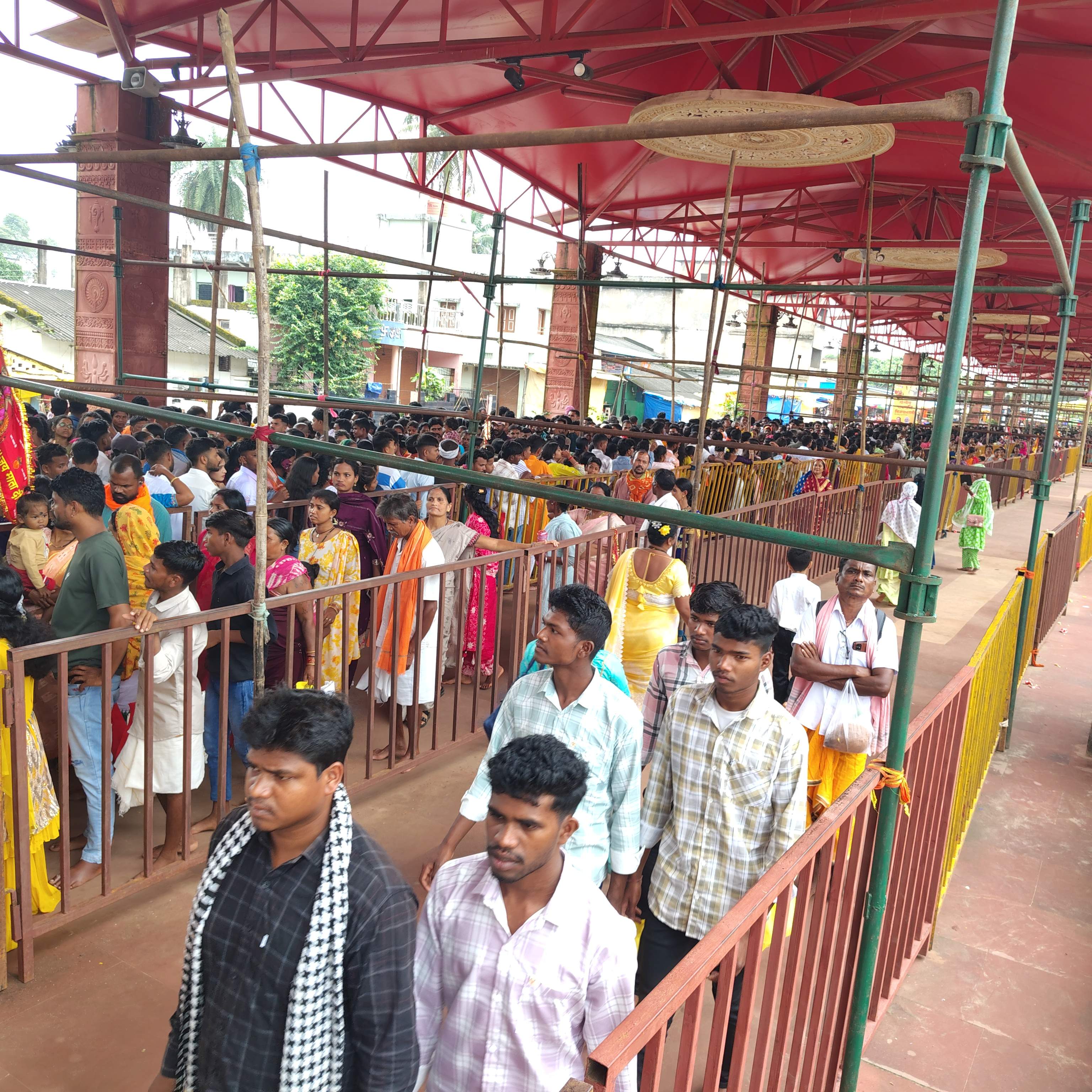 शारदीय नवरात्रि : छठवें दिन भक्तों का लगा रेला