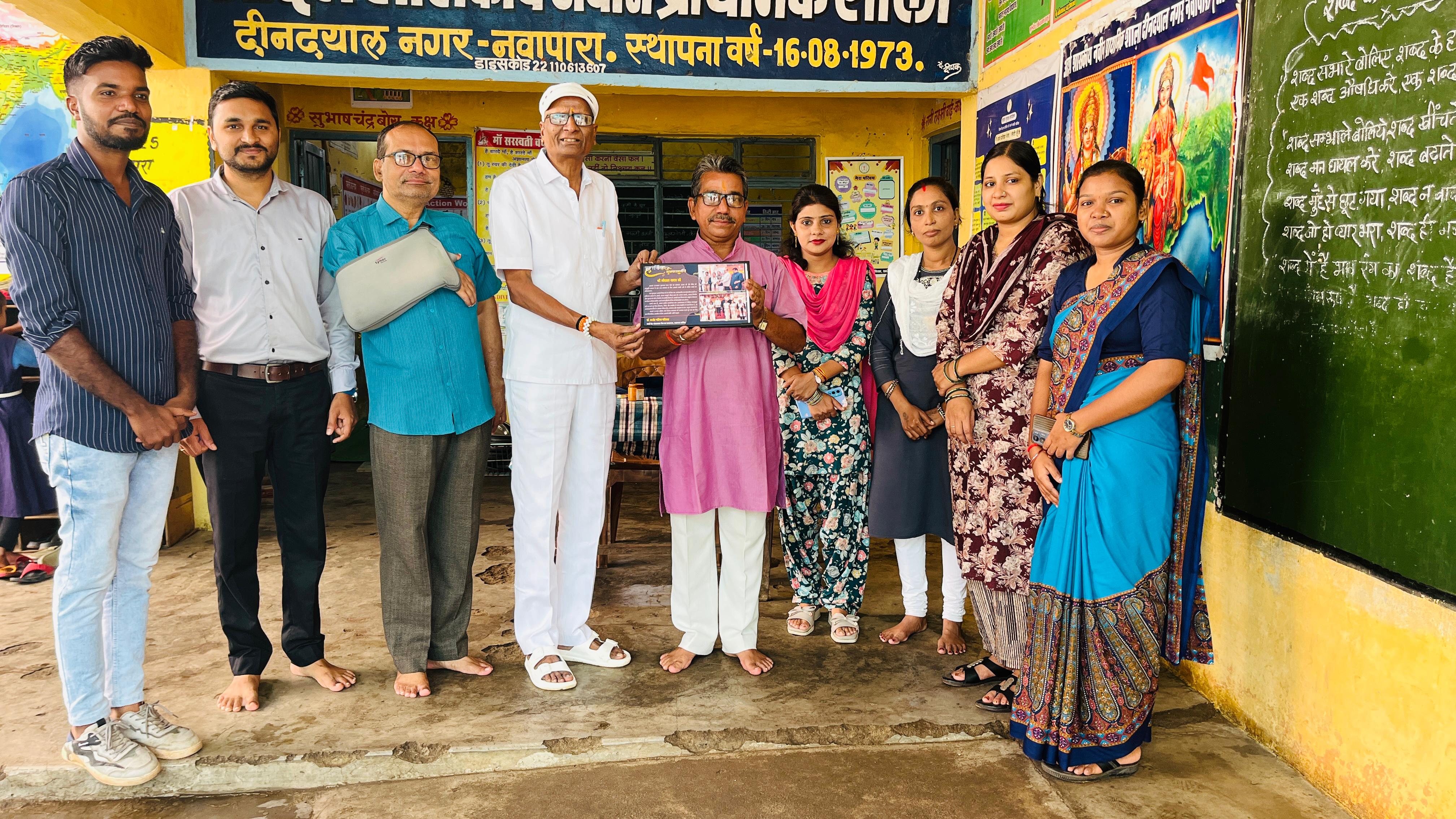 राज्यपाल पुरस्कार से प्राप्त राशि से फोटोकॉपी मशीन खरीद विद्यालय को किया भेंट