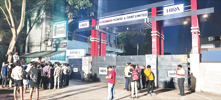 गोदावरी पॉवर एंड इस्पात का पैलेट प्लांट पर श्रम विभाग का ताला