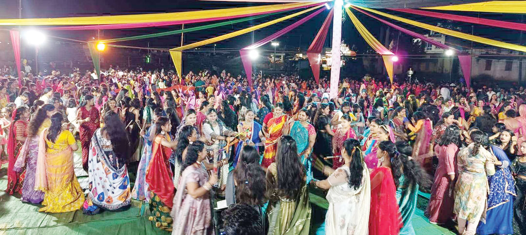 प्रतापपुर में गरबा महोत्सव, स्टेडियम ग्राउंड में उमड़ा जनसैलाब